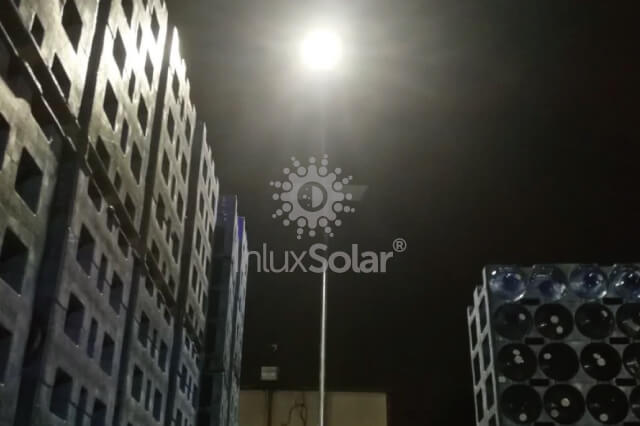 Farolas solares en almacén abierto