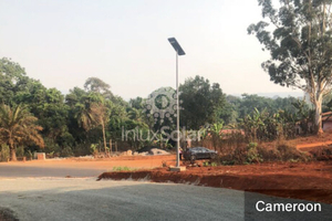Luces solares instaladas en Countryside Road en Camerún