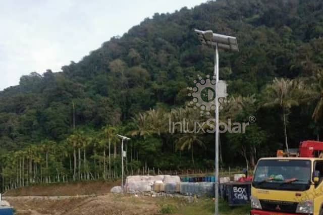 Farolas solares en obra en construcción en la isla