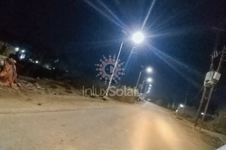 Farolas solares instaladas en carretera iraquí